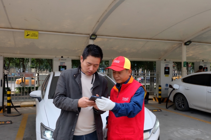 节日我在岗｜便捷充电助力绿色出行